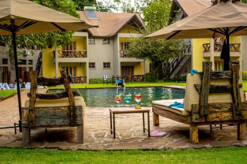 Kolam renang di atau dekat dengan Weru Weru River Lodge