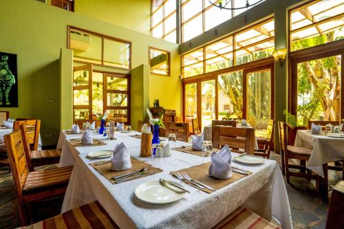Restoran atau tempat lain untuk makan di Weru Weru River Lodge