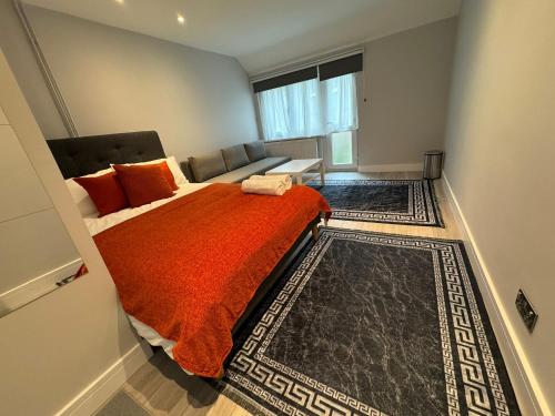 a small bedroom with a bed and a couch at Modern Rooms - Walk to Kings Cross - Central in London