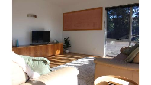 Televisyen dan/atau pusat hiburan di Tranquil Stay by the Tamar