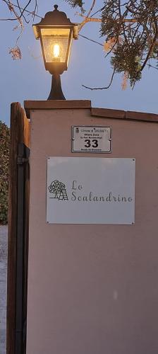 a street light with a sign on a wall at Agriturismo Lo Scalandrino in Grosseto