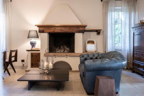a living room with a couch and a fireplace at Boutique Guesthouse GIUS La Damaglück in Marciaga