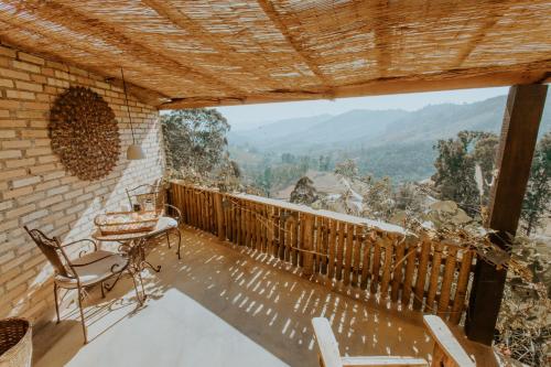 Pemandangan gunung umum atau pemandangan gunung yang diambil dari hotel