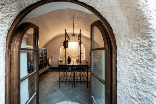 an arched doorway to a dining room with a table at Boutique Guesthouse GIUS La Damaglück in Marciaga