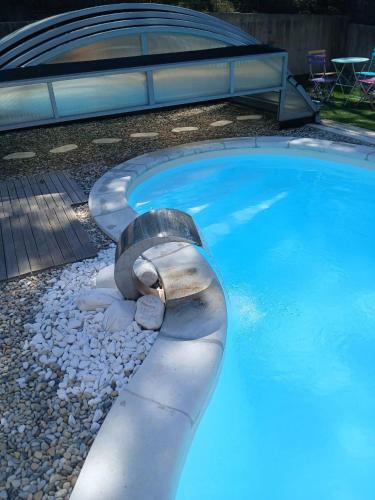 Bazén v ubytování Studio moderne avec piscine privée près de Mercuer 15 m² nebo v jeho okolí