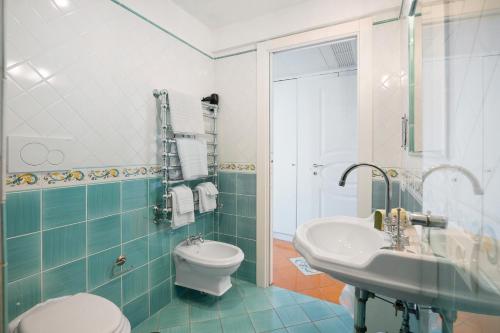 a bathroom with a toilet and a sink at Suite Tramonto in dependance in Conca dei Marini
