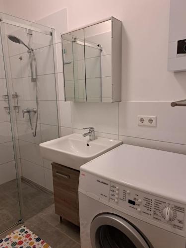 a bathroom with a washing machine and a sink at Janita in Meeschendorf