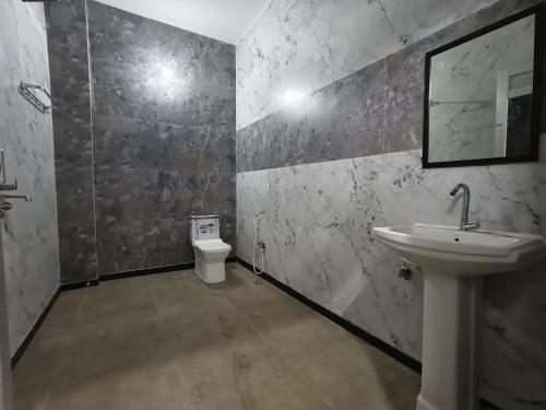 Bilik mandi di AH South Lavish 4BHK w Private Pool