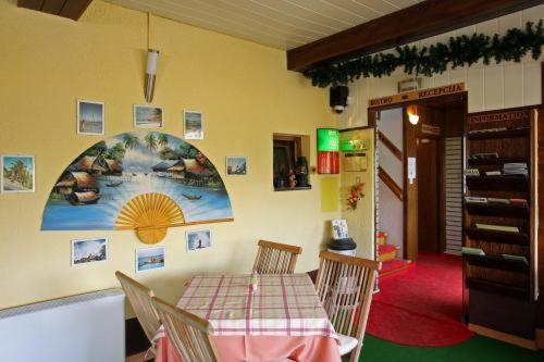 Pri Ancki B&B Ljubljana suburbs في ميدفودِ: غرفة طعام مع طاولة قماش وردي