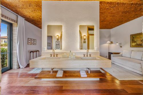 Postel nebo postele na pokoji v ubytování Hotel Borgo Del Vino