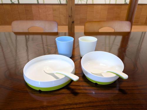 two bowls and two cups on a table at 大磯シーサイドハウス 海まで3分 駅近の一軒家 in Oiso