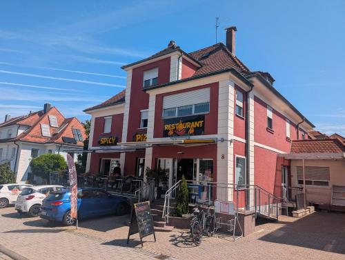 un edificio con un restaurante en una calle en Backstubencafe Beck, en Ansbach