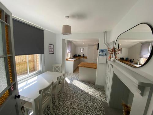 a bathroom with a sink and a mirror in a room at Three Bedroom Home Close to central Cambridge in Chesterton