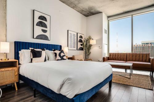 a bedroom with a large bed and a couch at Boulevard Stays Downtown Highrise STU Sky Pool Parking Gym 15 in Phoenix