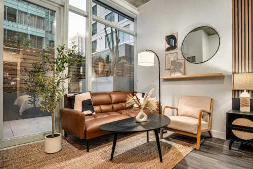 a living room with a couch and a chair at Boulevard Stays Downtown Highrise STU Sky Pool Parking Gym 01 in Phoenix