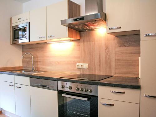 カップルにあるApartment Apart Edi by Interhomeのコンロとシンクのあるキッチン