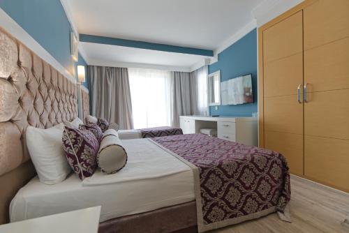 Ένα ή περισσότερα κρεβάτια σε δωμάτιο στο SL La Perla Hotel Kemer