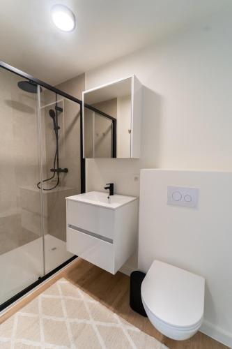 a white bathroom with a toilet and a shower at Fourstay Luxury City Apartments Diegem - Brussels in Diegem