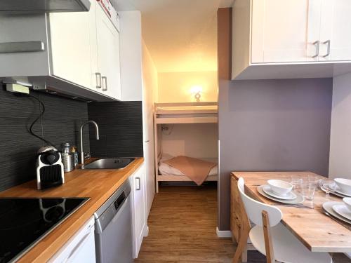 Η κουζίνα ή μικρή κουζίνα στο Ski aux pieds