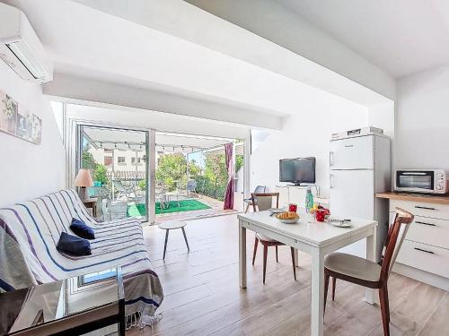 Μια τηλεόραση ή/και κέντρο ψυχαγωγίας στο Apartment L'étoile de la mer by Interhome