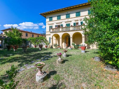 a large building with vases sitting in the yard at Holiday Home Villa Mandri by Interhome in Castelfranco Piandisco