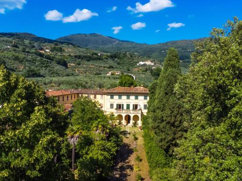 an old building in the middle of trees at Holiday Home Villa Mandri by Interhome in Castelfranco Piandisco