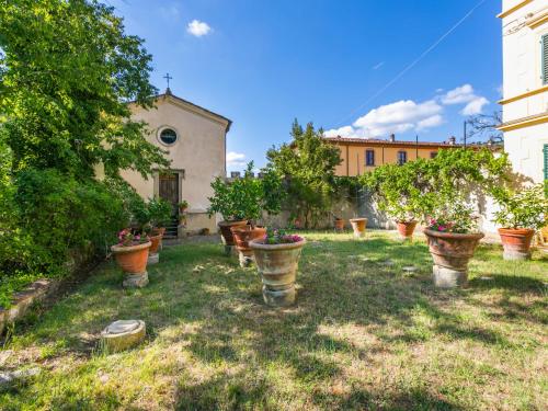 a group of potted plants sitting in a yard at Holiday Home Villa Mandri by Interhome in Castelfranco Piandisco
