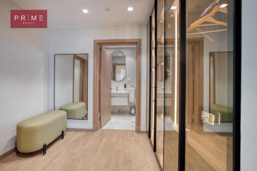 een kamer met een badkamer met een wastafel en een spiegel bij Prime Select Mall of Arabia in Zes oktober (stad)