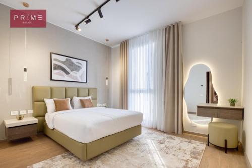 een slaapkamer met een groot bed en een raam bij Prime Select Mall of Arabia in Zes oktober (stad)