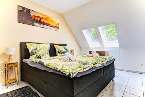 a bedroom with a bed in a room with windows at Zentrales City Appartement Worms in Worms