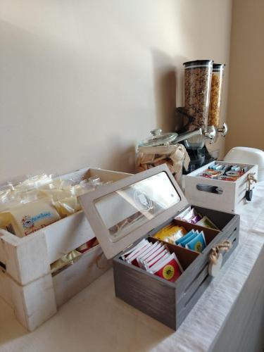 een kamer met twee lades vol verf bij L' Antica Trebbia - Rooms in Caltanissetta