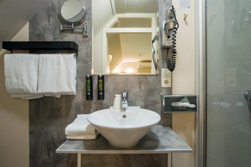 a bathroom with a sink and a mirror at Landgoedhotel Woodbrooke Barchem in Barchem