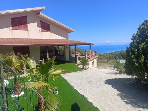 una casa con vista al mar en Villa Panorama Scurzi, en Militello Rosmatino