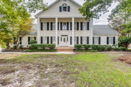 Galería fotográfica de 3-Story Home with Private Backyard in Florence! en Florence