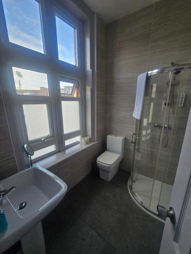 Un baño de Liverpool city center Apartments Dawson Street