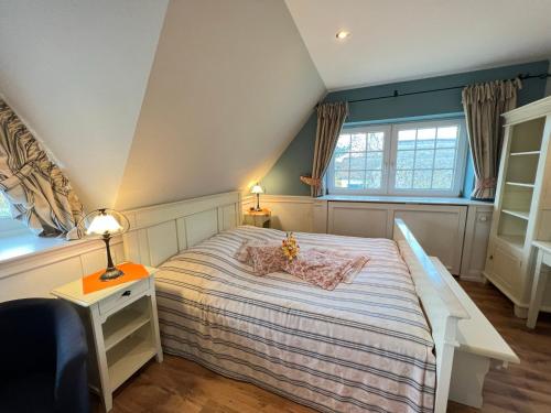 a bedroom with a bed and a desk and a window at Ferienhaus Brise - Kapitänskajüte in Wieck