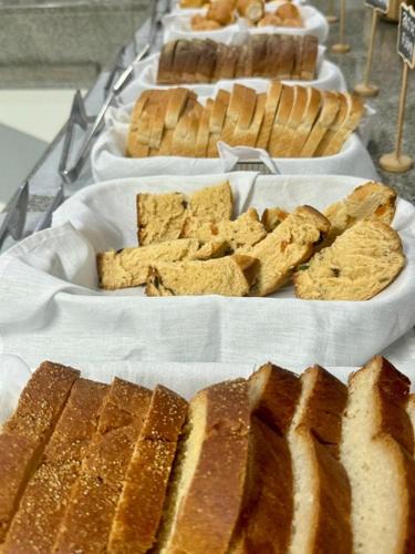 een heleboel verschillende soorten brood in dienbladen bij Big Hotel Florianópolis in Florianópolis