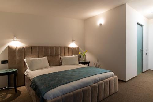 Ένα ή περισσότερα κρεβάτια σε δωμάτιο στο Primera Dru Hotel&Spa