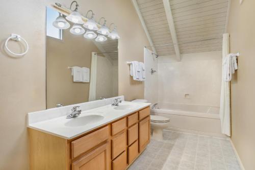 Ένα μπάνιο στο Sunrise Ridge Resort