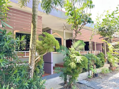 Κήπος έξω από το Saiinam Laguna Inn