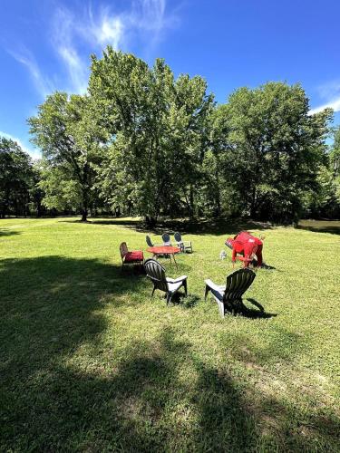 a group of park benches sitting in the grass at Stargaze at Crater Diamonds AR in Murfreesboro