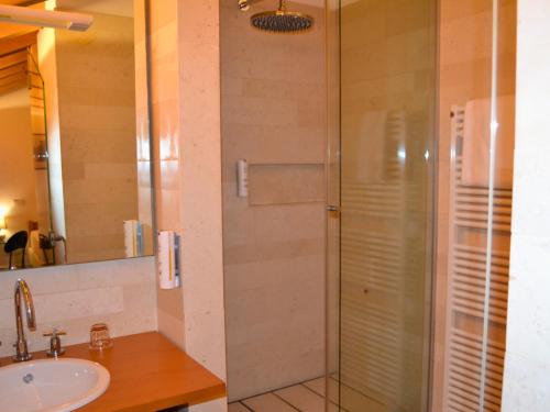ein Badezimmer mit Dusche und Waschbecken in der Unterkunft Le Clama in Buttrio
