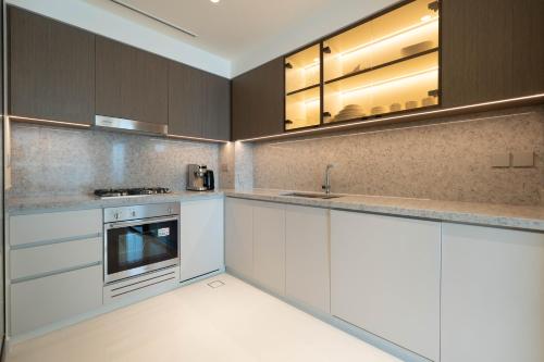 KeyRock - Stylish 2BR Apt with Palm Jumeirah View, Balcony , Pool & Gym Access photo 3