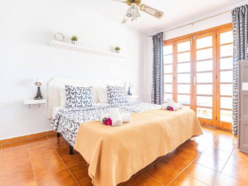 una camera da letto con un letto con due asciugamani sopra di Apartamento cerca playa San Eugenio a Costa de Adeje