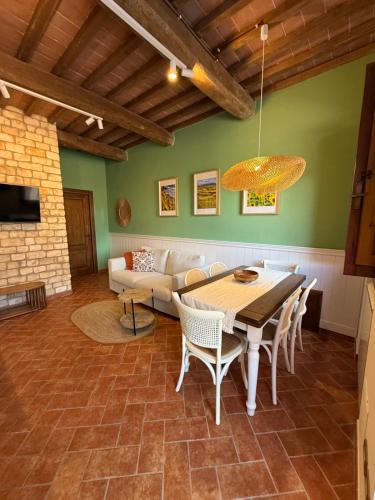 TV a/nebo společenská místnost v ubytování Il Cortile - luxury apartment in Tuscany