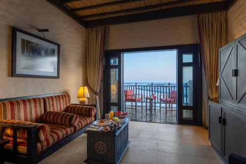 Ein Sitzbereich in der Unterkunft Atana Musandam Resort