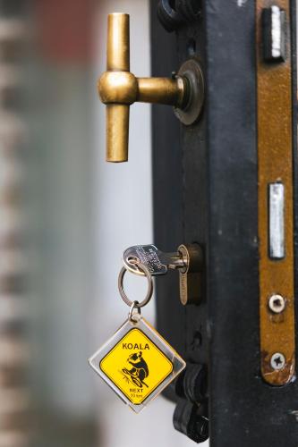 a key chain with a sign on a door at Authentieke schuur nabij Brugge in Beernem