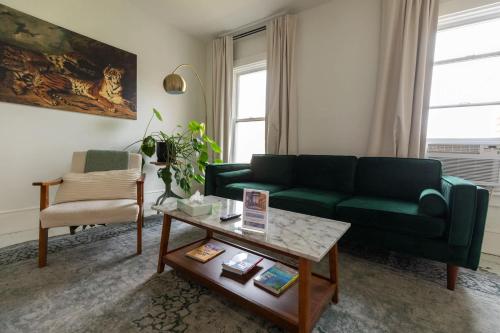 Χώρος καθιστικού στο Charming & Newly Renovated 2BR in St Albans