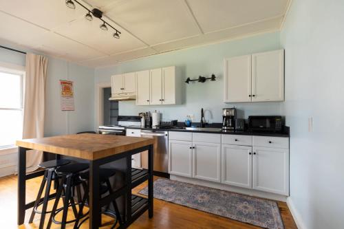 Η κουζίνα ή μικρή κουζίνα στο Charming & Newly Renovated 2BR in St Albans