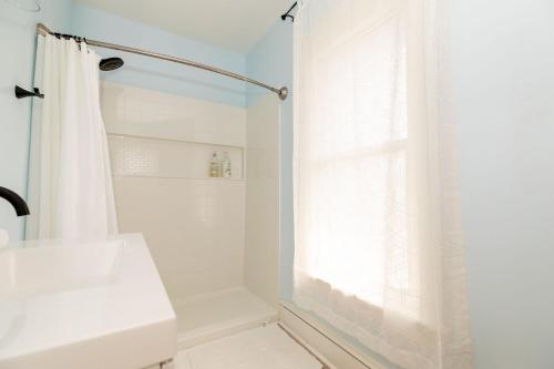 Ένα μπάνιο στο Charming & Newly Renovated 2BR in St Albans
